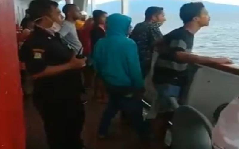 کورونا وائرس کے مریضوں کی موجودگی کی خبر سن کر مسافروں نے کشتی سے چھلانگیں لگادیں