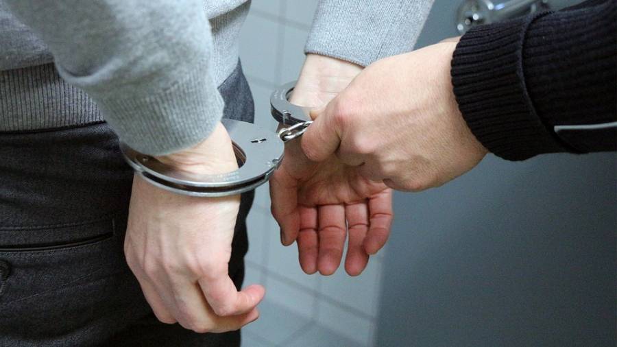 مسلمان ملک میں کھانس کر پولیس والوں کو کورونا میں مبتلا کرنے کے الزام میں 2 افراد گرفتار