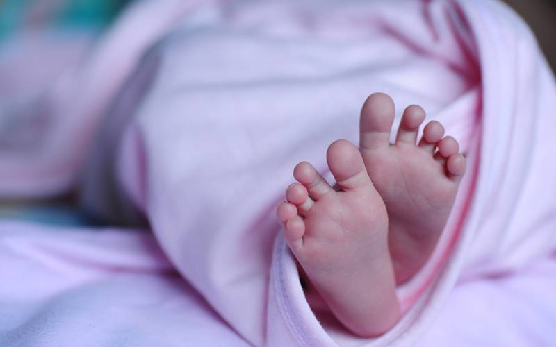 پیدا ہونے کے بعد پھینکی گئی نومولود بچی دم توڑ گئی