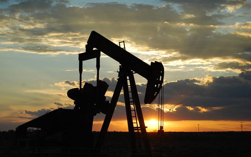 عالمی منڈی میں تیل کی قیمتیں ایک مرتبہ پھر گر گئیں