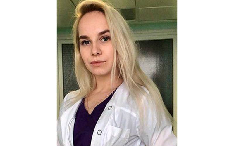 گرمی لگنے پر روسی نرس حفاظتی شیٹ کے نیچے صرف انڈرویئر پہن کر مریضوں کو دیکھنے وارڈ میں آگئی، تصویر وائرل ہوئی تو اُسے ایسی پیشکش آگئی کہ زندگی بدل گئی