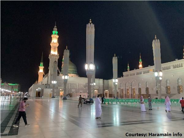 کئی ہفتوں کی بندش کے بعد مسجد نبوی ﷺ میں نماز کی ادائیگی کے روح پرور مناظر جاری