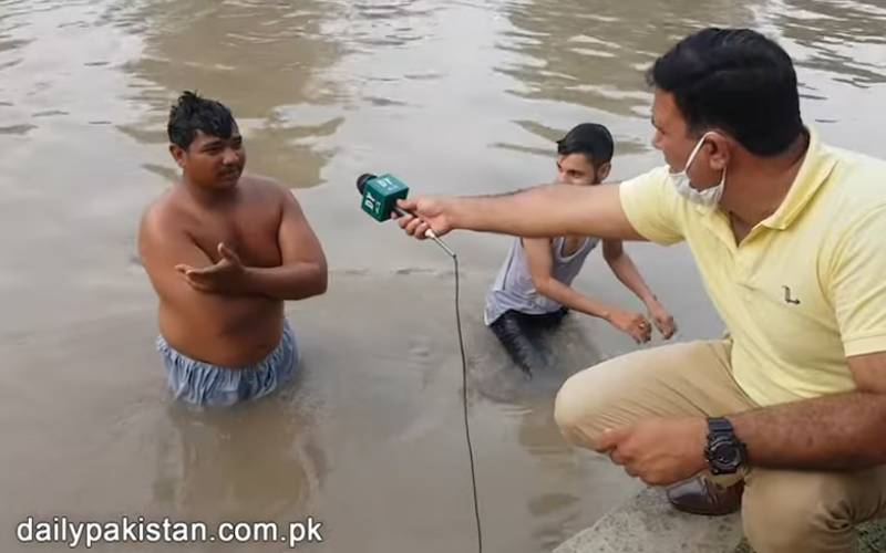 لاہور کی نہر میں بے فکر ہو کر نہانے والے شہریوں کی وبا کے بارے میں ناقابل یقین باتیں