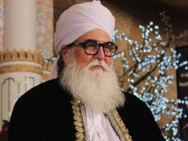 ملک کی معروف روحانی شخصیت اور آستانہ عالیہ چورہ شریف کے سجادہ نشین پیر سید کبیر علی شاہ گیلانی انتقال کر گئے