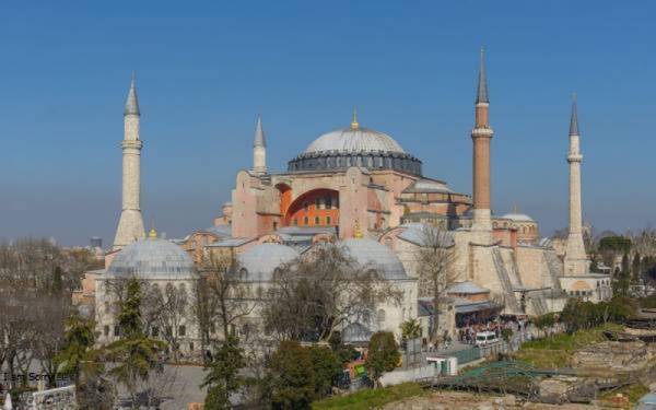 آیا صوفیہ میں نماز، وہ ملک جہاں احتجاجا ترک پرچم جلادیے گئے لیکن پھر ترکی نے کیا کہا؟