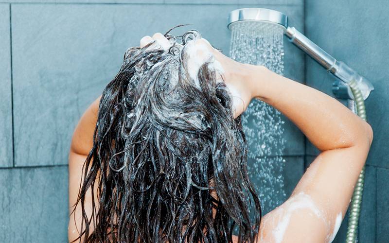 صحت مند بالوں کے لیے انہیں دھونے کا درست طریقہ جانئے