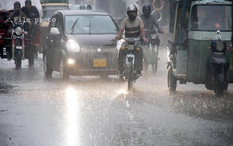 کراچی میں موسلادھار بارش ،سڑکیں دریاﺅں کا منظر پیش کرنے لگیں 
