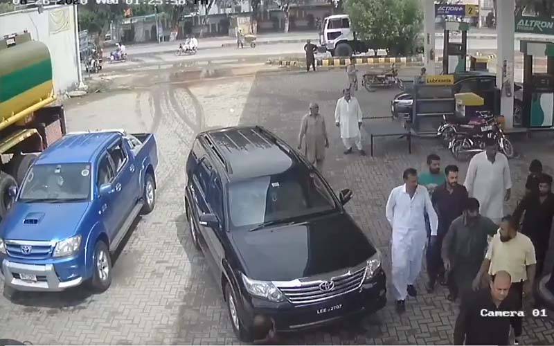 پی ٹی آئی کے ساہیوال میں ضلعی صدر رانا آفتاب کی پٹرول پمپ کے مالک پر تشدد کی مبینہ ویڈیو سوشل میڈیا پر وائرل 