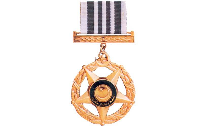 کور کمانڈر پشاور لیفٹیننٹ جنرل نعمان محمود نے افسران اور جوانوں کو فوجی ایوارڈز سے نوازا