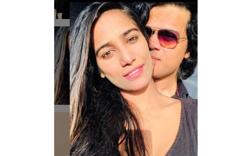 انٹرنیٹ پر فحش حرکات کی وجہ سے پہچانی جانے والی اداکارہ پونم پانڈے نے شادی کرلی