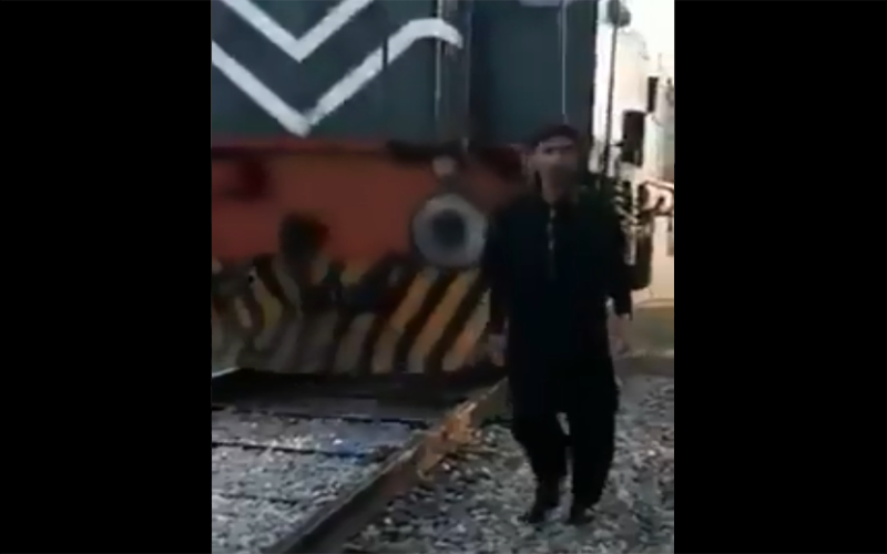 ٹک ٹاک ویڈیو بنانے کے چکر میں نوجوان ٹرین سے ٹکراگیا