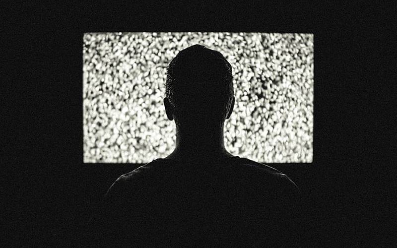 ایک پرانے ٹی وی سیٹ کی خرابی نے ڈیڑھ سال تک پورے گاﺅں کا انٹرنیٹ خراب کیے رکھا، یہ کیسے ممکن ہے؟ جان کر آپ کو بھی ہنسی آجائے