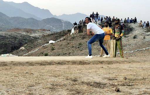 یونس خان نے کس علاقے میں شہریوں کیساتھ ٹیپ بال کرکٹ کھیلی؟ تصاویر وائرل ہو گئیں