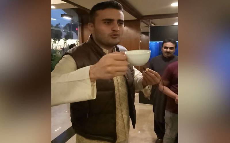 ترک شیف براک بھی پاکستانی چائے کے دیوانے ہوگئے، ایسی تعریف کردی جو بھارتیوں کو بالکل پسند نہ آئے