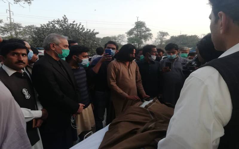 لاہور میں کیمیکل ملا پانی پھینکنے اور پولیس شیلنگ کے نتیجے میں کسان رہنما جاں بحق