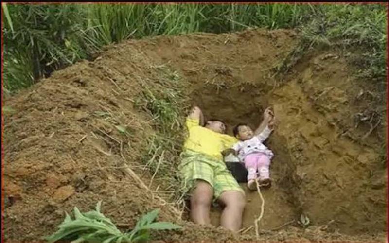وہ شخص جو اپنی بیٹی کے ساتھ قبر میں سوتا ہے، روح کو تڑپا دینے والی کہانی