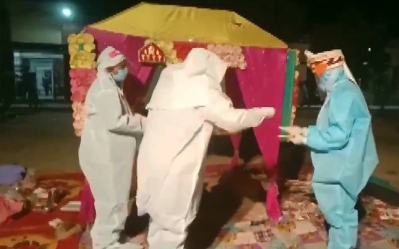 شادی کے دن دلہن کی کورونا ٹیسٹ رپورٹ مثبت آگئی، پھر شادی کیسے ہوئی؟ ویڈیو نے دھوم مچادی