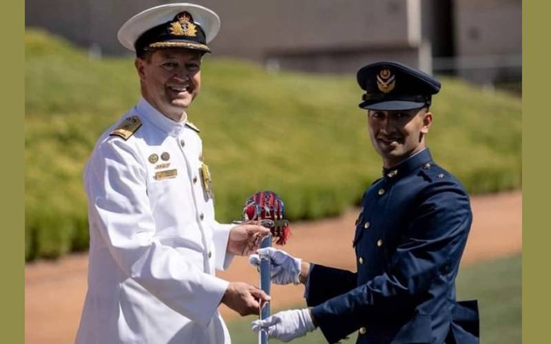 پاکستان ایئر فورس کے پائلٹ آفیسر عبداللہ نے آسٹریلیا میں اعزازی شمشیر جیت کر پوری دنیا میں ملک کا نام روشن کر دیا