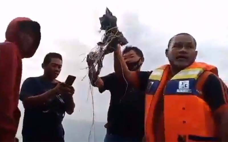 انڈونیشیاءکے سمندر میں گر کر تباہ ہونے والے طیارے میں سوار مسافر کون تھے ؟ جانئے