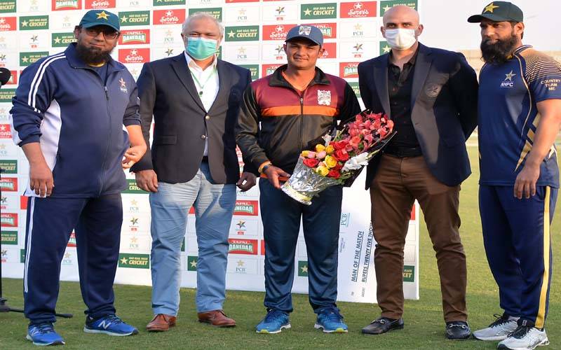 پی سی بی کی عمران فرحت کو کامیاب کرکٹ کرئیر پر مبارکباد