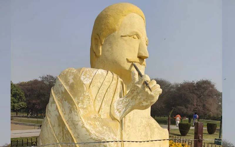 گلشن اقبال پارک میں علامہ اقبال کے مجسمے کامعاملہ، دو عہدیداروں کو سزا دیدی گئی 
