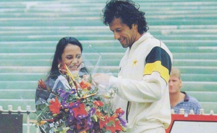 ویلنٹائن ڈے کے موقع پر سابق کپتان عمران خان نے بھی پھولوں کی تصویر شیئر کروادی، ماضی یاد کرادیا
