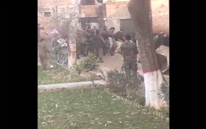 ڈسکہ الیکشن میں بد ترین پولیس گردی، انتہائی شرمناک ویڈیو سامنے آگئی