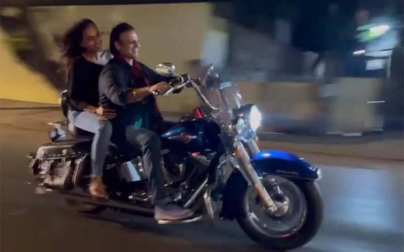 بالی ووڈ اداکار ’ ویویک اوبروئے ‘ موٹر سائیکل چلاتے ہوئے ایسی حرکت کر دی کہ مقدمہ درج ہو گیا 