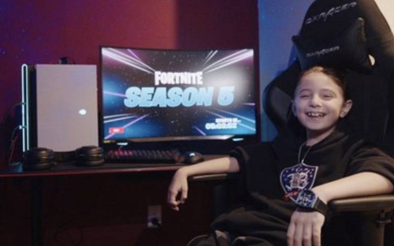 8 سالہ بچہ جو انٹرنیٹ پر ویڈیو گیمز کھیل کر 50 لاکھ روپے کماتا ہے