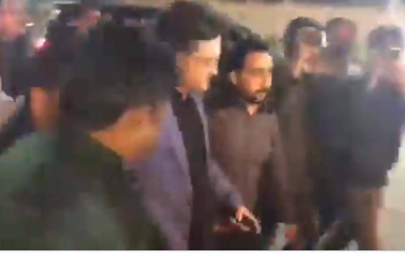 تحریک انصاف کے رہنما فیصل جاوید  کو پارلیمنٹ ہاوس کے باہر  لیگی کارکنوں نے گھیر لیا، پھر کیا ہوا؟ ویڈیو منظر عام پر آگئی