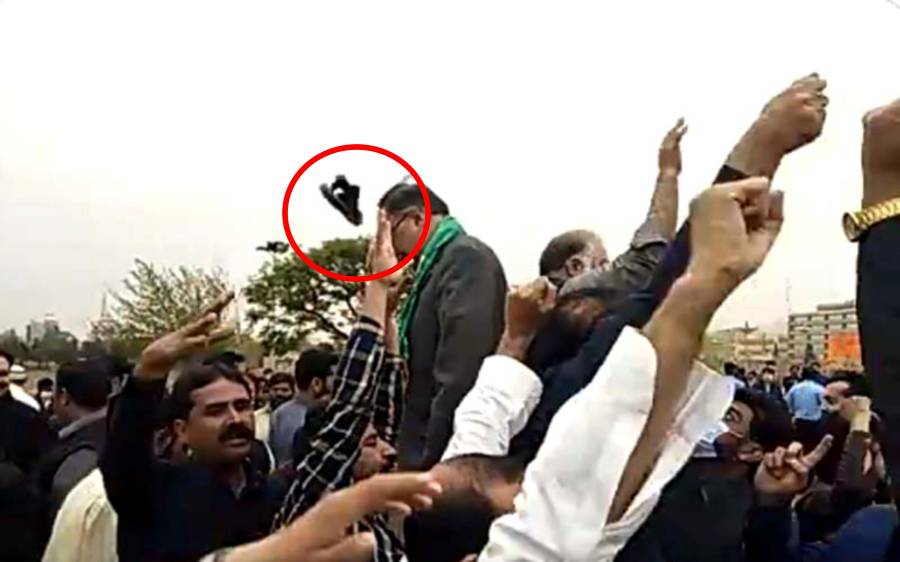 پارلیمنٹ ہاوس کے باہر تحریک انصاف کے کارکنوں نے احسن اقبال کے سر پر جوتا مار دیا ، افسوسناک ویڈیو سامنے آگئی 