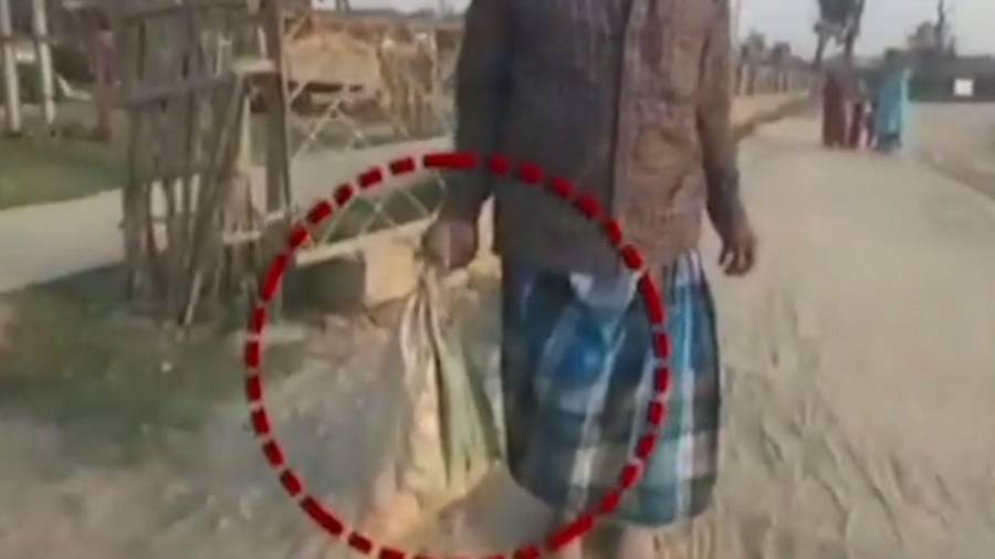 بھارت کا اندوہناک چہرہ، لاچار باپ اپنے بیٹے کی لاش شاپر میں ڈالے کئی کلومیٹر پیدل چلتارہا، ویڈیو وائرل