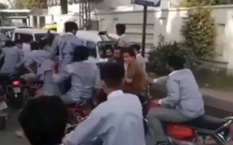 گوجرانوالہ میں نوجوان لڑکوں کا گروہ ہوائی فائرنگ کرتا ہوا لڑکیوں کے کالج میں داخل ہو گیا پھر کیا ہوا؟ ویڈیو سوشل میڈیا پر وائرل 