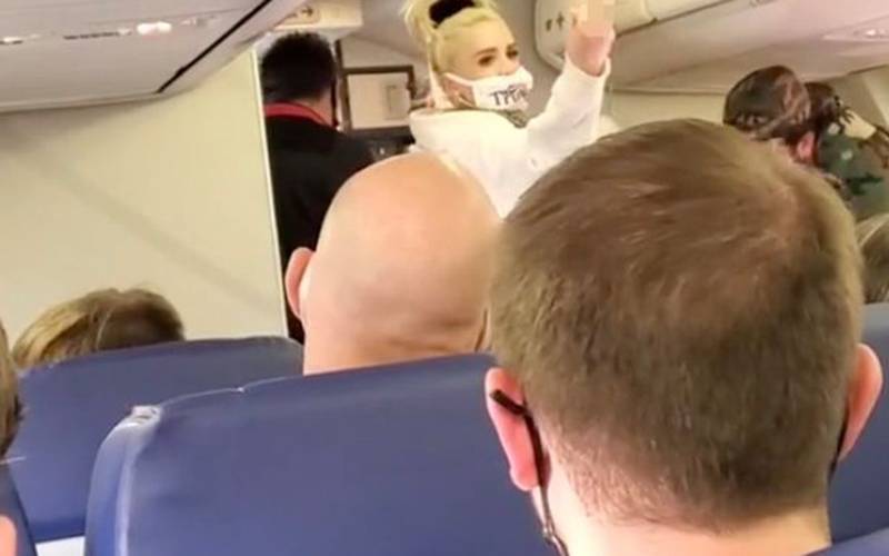 جہاز میں فیس ماسک کی پابندی پر عمل نہ کرنا ایک میاں بیوی کو مہنگا پڑ گیا