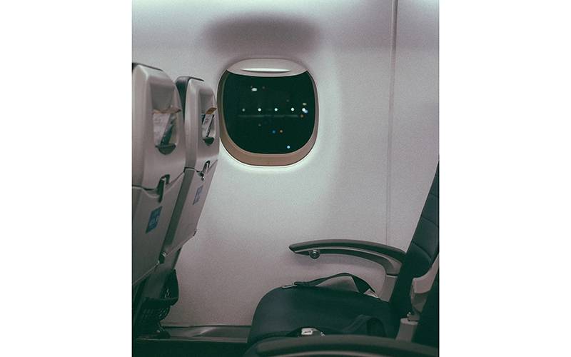 جہاز میں کھڑکی والی سیٹ کیوں نہیں لینی چاہیے؟ ایئر ہوسٹس نے حیران کن انکشاف کردیا
