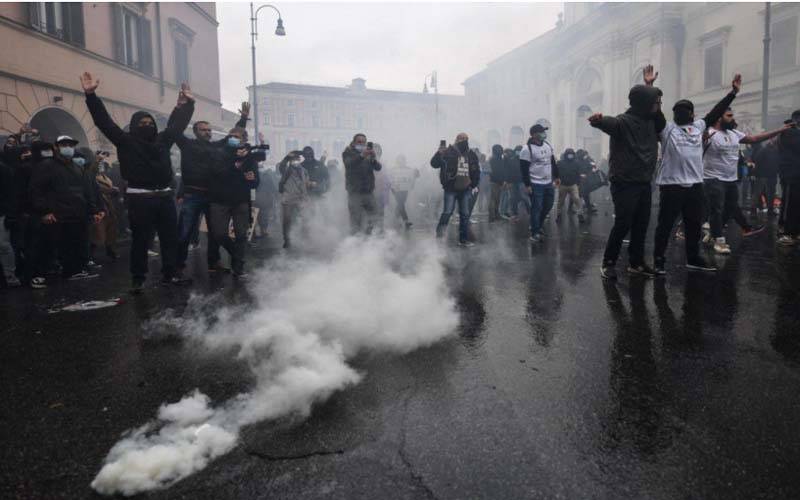 اٹلی میں کورونا پابندیوں کے خلاف احتجاج ،پولیس اور مظاہرین میں جھڑپیں