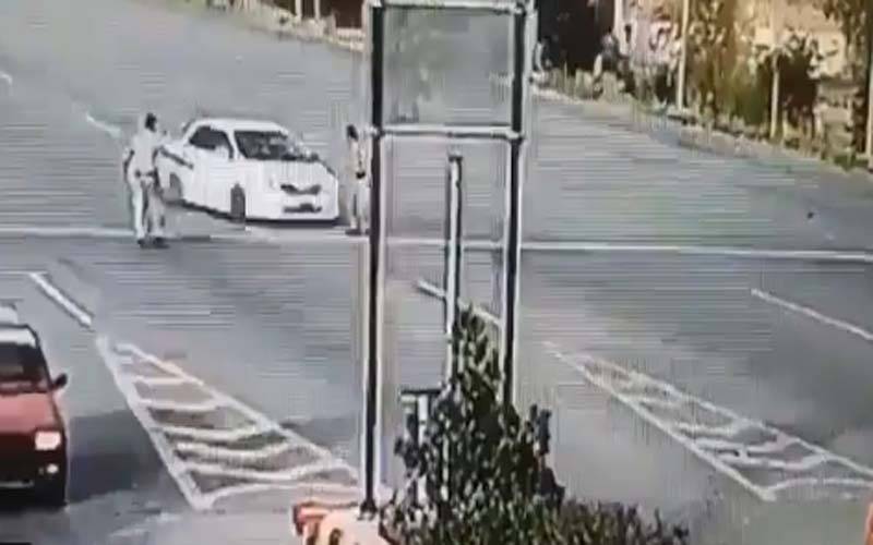 کار کو روکنے کی کوشش پر ڈرائیور نے گاڑی موٹروے پولیس اہلکار پر چڑھا دی، ہولناک ویڈیو سامنے آگئی