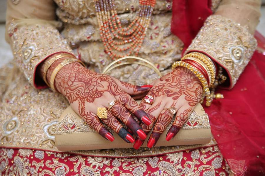 کراچی میں سخت لاک ڈاﺅن کے باجود شادی کی تقریب ، چھاپہ پڑا تو دولہا اور دلہن نے کیا کیا ؟ حیران کن خبر آ گئی 
