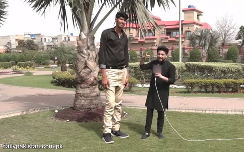 7 فٹ 9 انچ لمبا پاکستانی لڑکا۔۔۔