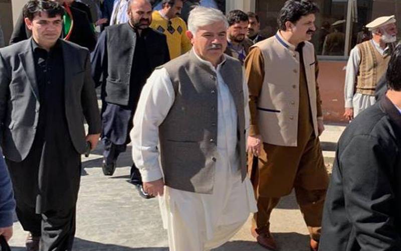 وزیر اعلیٰ خیبرپختونخوا کا بھیس بدل کر ڈی سی پشاور آفس کا دورہ، رشوت لیتے کلرک کو پکڑ لیا