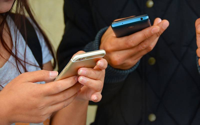 موبائل فون سے جڑی وہ عادات جو ہماری ذہنی صحت کیلئے شدید نقصان دہ ہیں، جانئے اور احتیاط کیجئے 