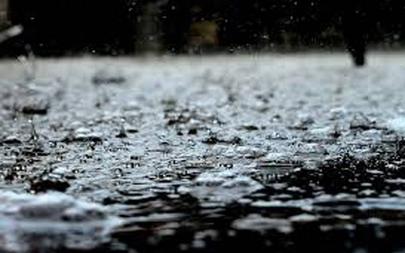 لاہور میں تیز بارش سے موسم خوشگوار ، سڑکوں پر پانی کھڑا ہونے سے ٹریفک کی روانی متاثر
