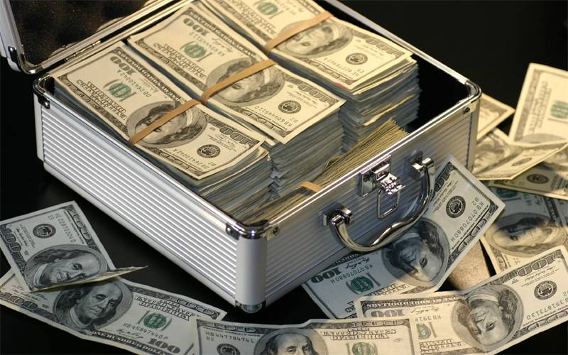 انٹر بینک میں ڈالر کی قیمت میں ہوشربا اضافہ ، سٹاک مارکیٹ کی کیا صورتحال ہے ؟ جانئے