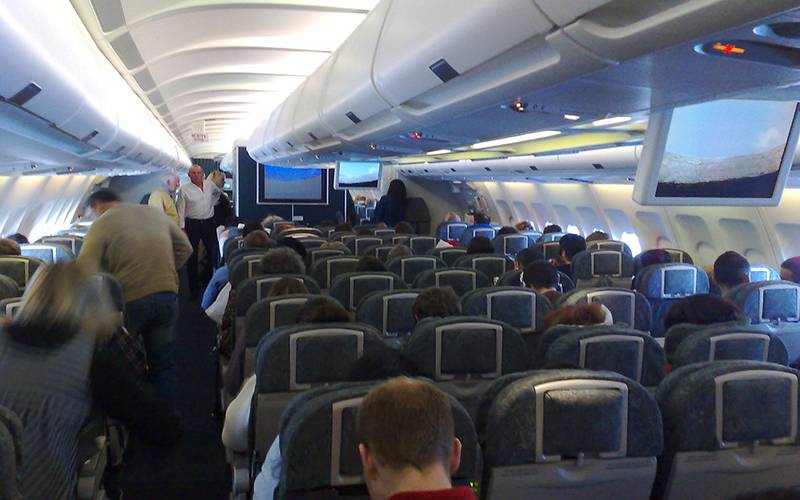 ہوائی جہاز میں سیٹ پھنس جانے پر مسافروں میں جھگڑا، لاتوں اور گھونسوں کی برسات