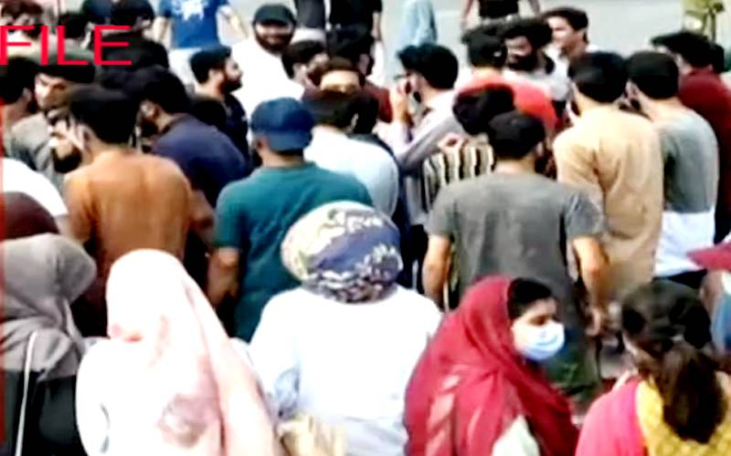 ینگ ڈاکٹرز کا پاکستان میڈیکل کمیشن کے سامنے پر تشدد احتجاج ، پولیس نے لاٹھی چارج کا نشانہ بنا دیا