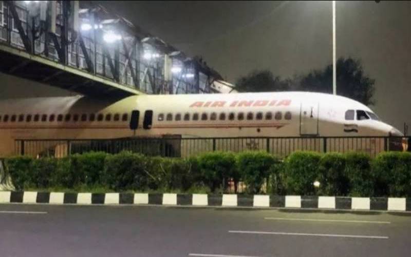 بھارت میں ایئر انڈیا کمپنی کا جہاز اوور ہیڈ برج کے نیچے پھنس گیا، ویڈیو سامنے آگئی