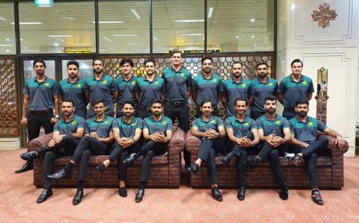 ٹی 20 ورلڈ کپ، روانگی سے قبل پاکستانی کپتان نے کھلاڑیوں کے ہمراہ ایئرپورٹ پر بنائی گئی تصویر شیئرکردی