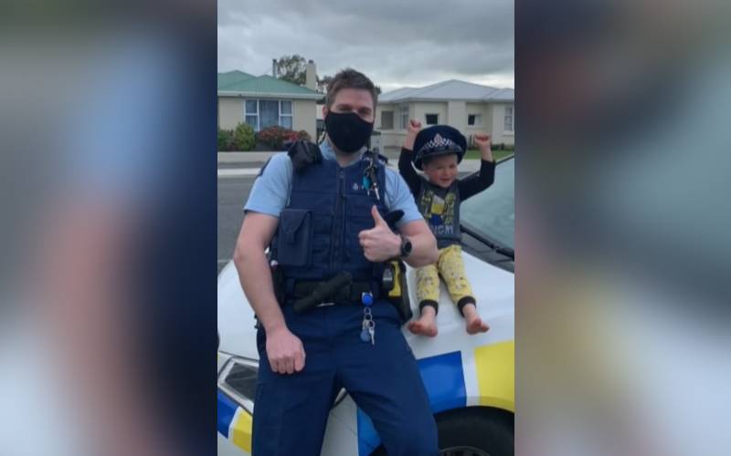 چار سالہ بچہ جس نے اپنے کھلونے دکھانے کیلئے پولیس کو بلالیا