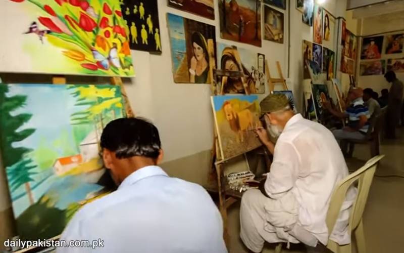 سنٹرل جیل کراچی کے قیدیوں نے جیل کی دیواروں کو خوبصورت تصویروں سے بھر دیا
