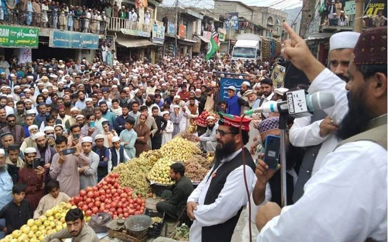 بٹگرام میں مہنگائی کےستائےہزاروں لوگ سڑکوں پر نکل  آئے،حکومت سے مستعفیٰ ہونے کا مطالبہ